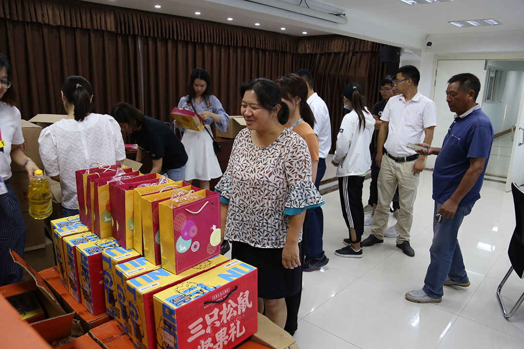 員工領中秋福利 員工領中秋福利