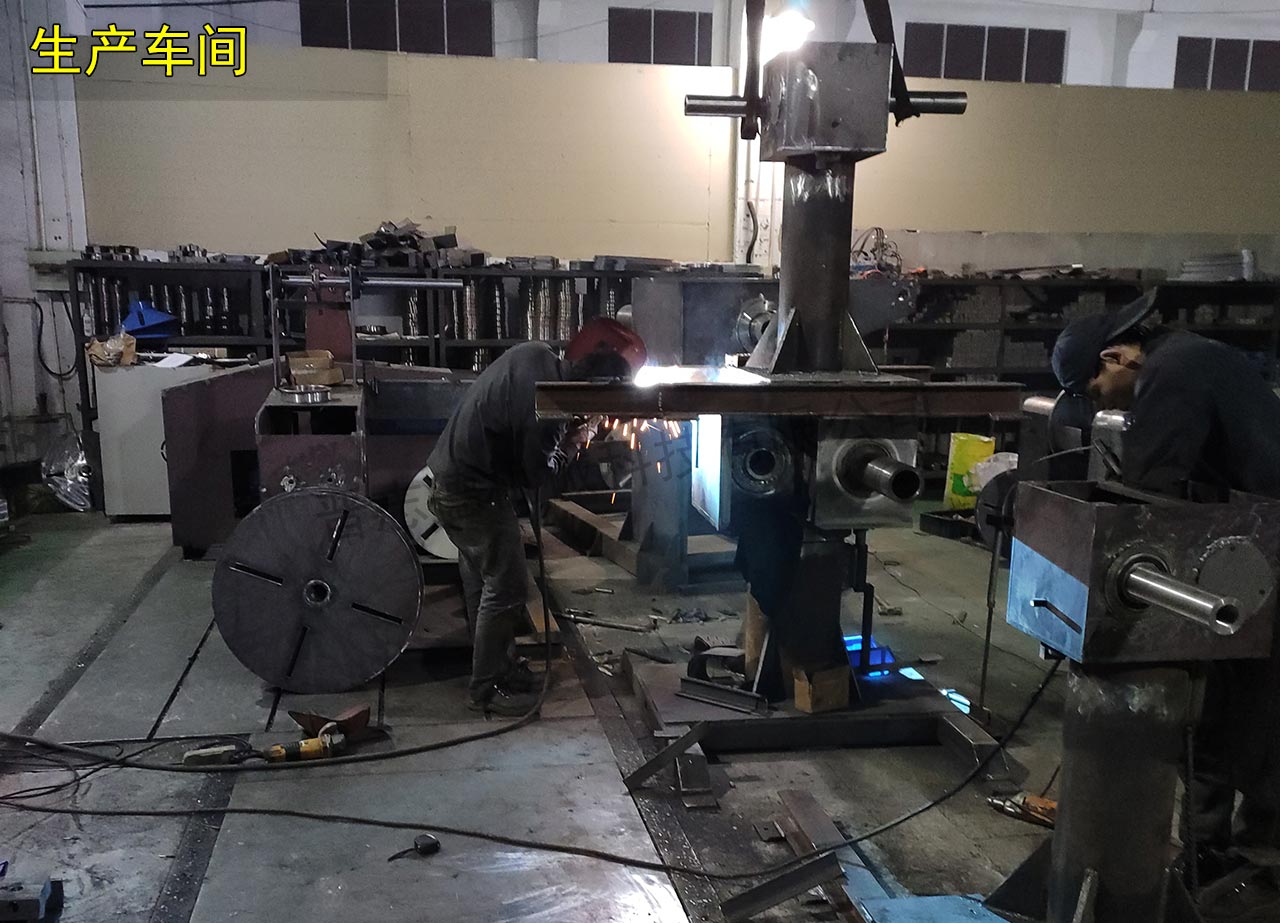 三合一送料機焊接現(xiàn)場 三合一送料機焊接現(xiàn)場