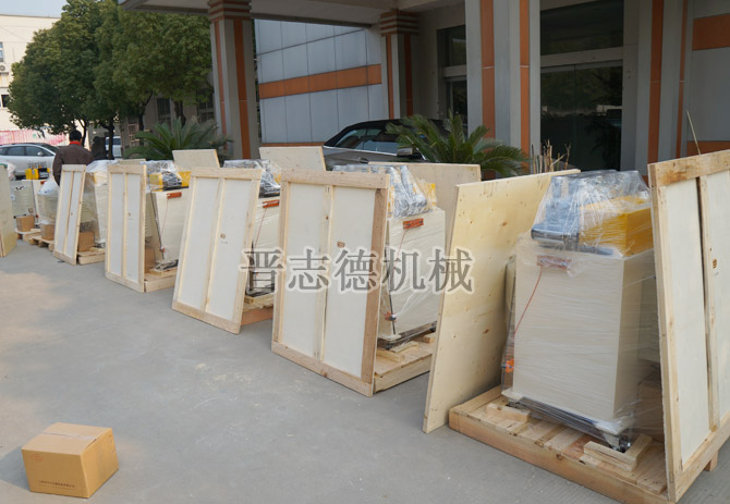 送料機設(shè)備出口裝箱 送料機設(shè)備出口裝箱