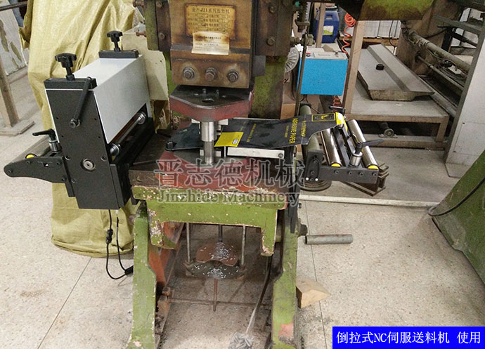 NC伺服送料機拉料式 NC伺服送料機拉料式