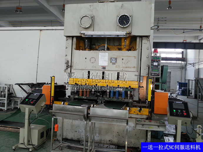 一送一拉式NC送料機 一送一拉式NC送料機