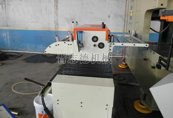 大型偏擺NC伺服送料機安裝 大型偏擺NC伺服送料機安裝