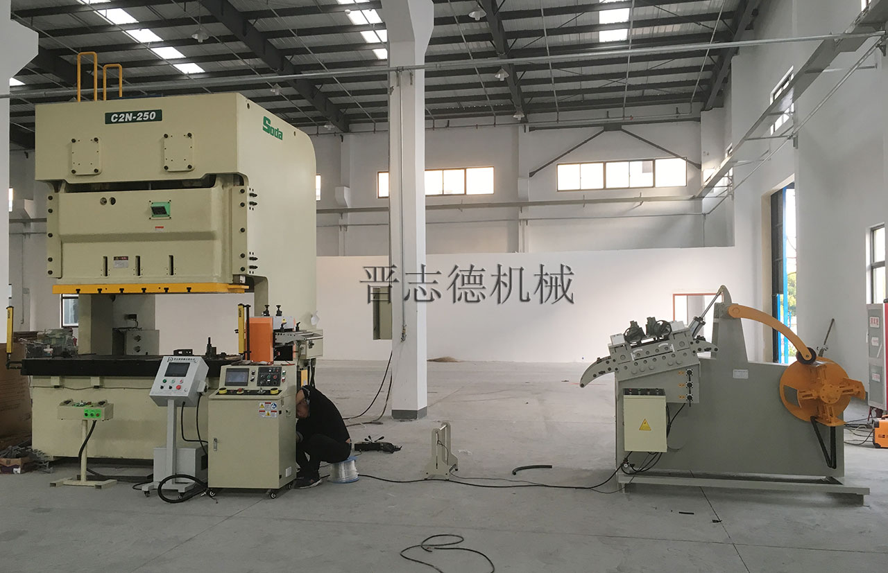 厚板二合一料架兼整平機交付,二合一料架兼整平機交貨 厚板二合一料架兼整平機交付,二合一料架兼整平機交貨