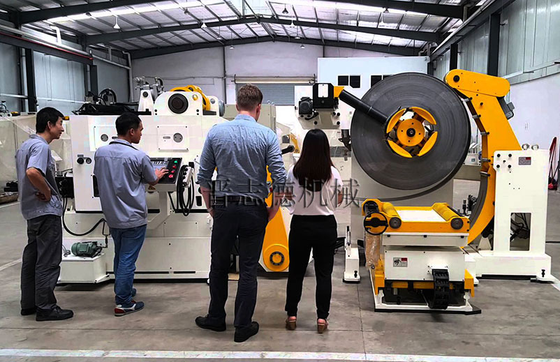 美國(guó)客戶驗(yàn)收沖床送料機(jī)