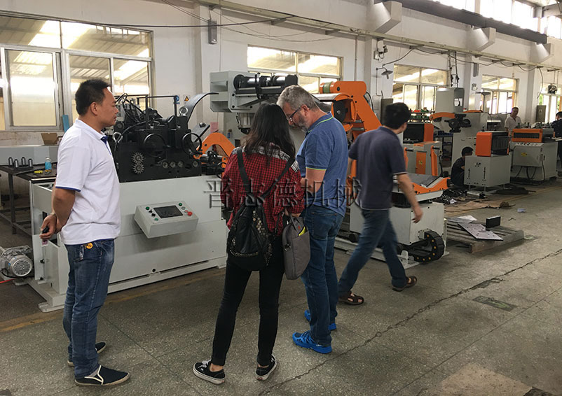 德國(guó)客戶考察三合一送料機(jī)