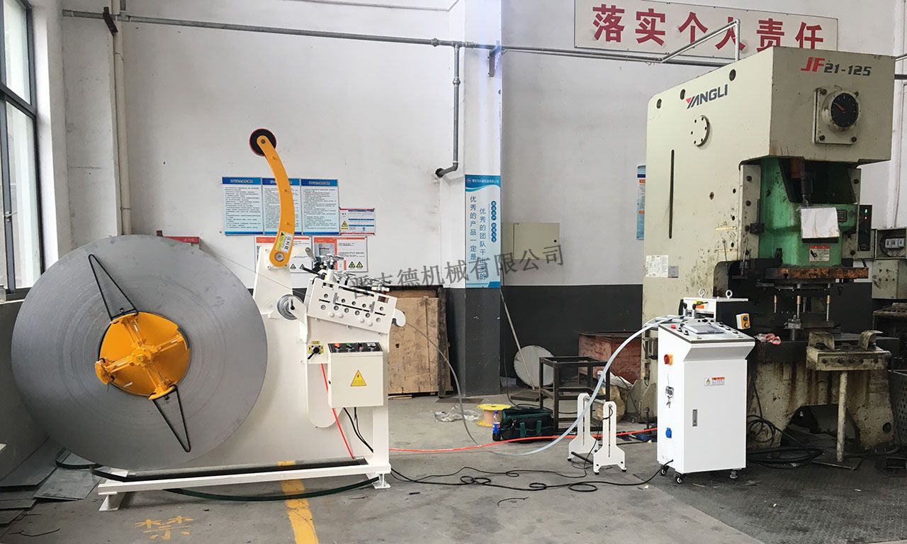 河南二合一送料機(jī),河南二合一數(shù)控送料機(jī) 河南二合一送料機(jī),河南二合一數(shù)控送料機(jī)