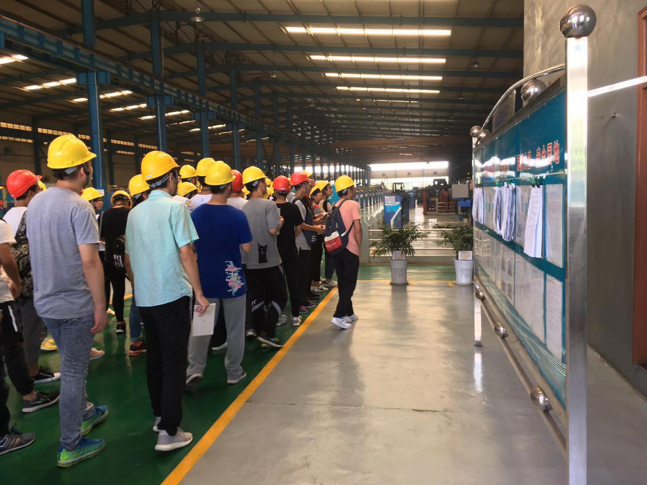 大學生來訪考察江蘇工廠 大學生來訪考察江蘇工廠