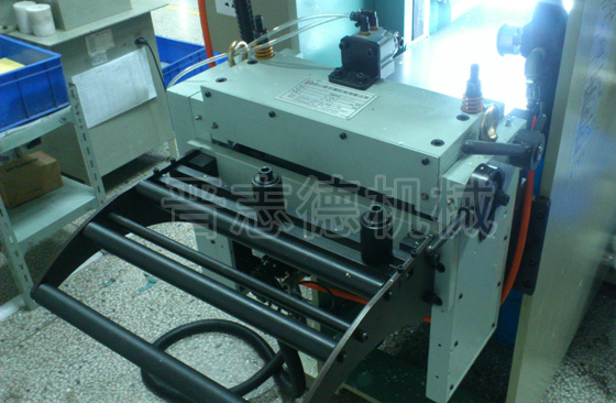 機(jī)械、氣動(dòng)放松一體NC送料機(jī)