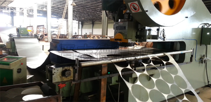 偏擺NC送料機(jī)加工過程 偏擺NC送料機(jī)加工過程