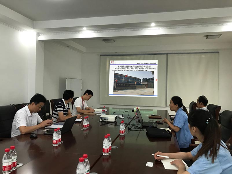 山東客戶來訪送料機(jī)廠 山東客戶來訪送料機(jī)廠