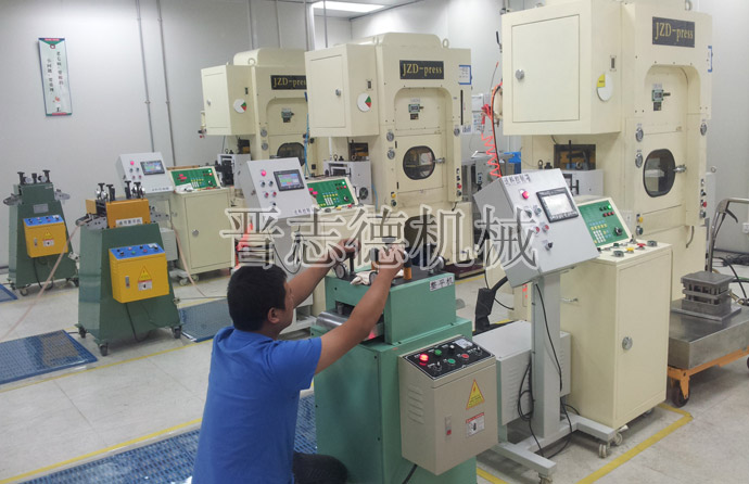 整平機、送料機檢修中