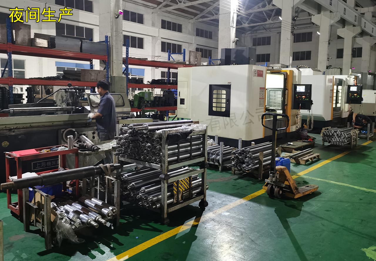 沖床送料機(jī)工廠夜間加班 沖床送料機(jī)工廠夜間加班