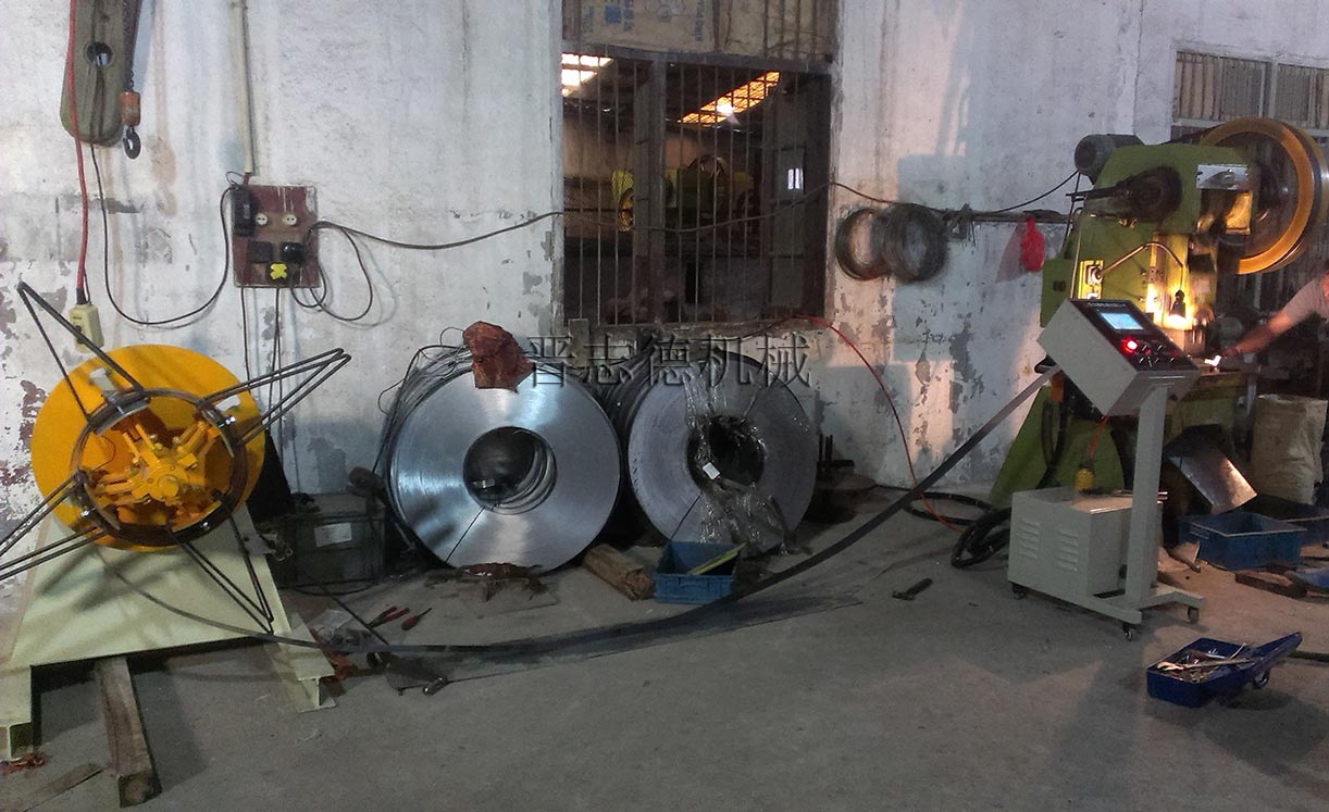 重型材料架配NC伺服送料機(jī) 重型材料架配NC伺服送料機(jī)