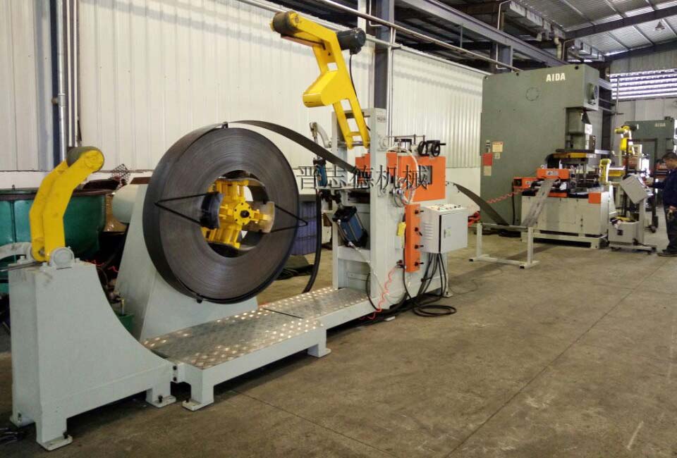 厚板料架兼整平機配偏擺NC送料機 厚板料架兼整平機配偏擺NC送料機