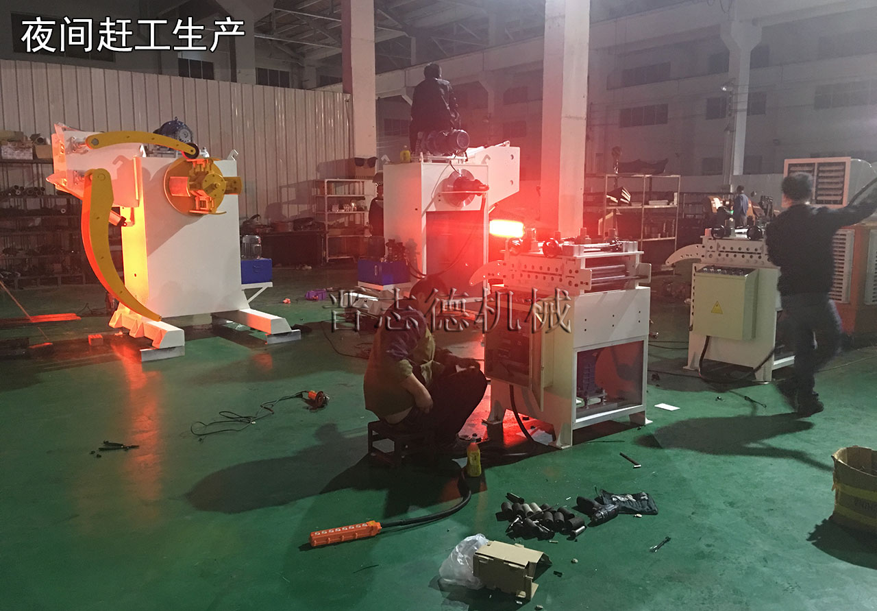 二合一料架兼整平機夜間生產 二合一料架兼整平機夜間生產