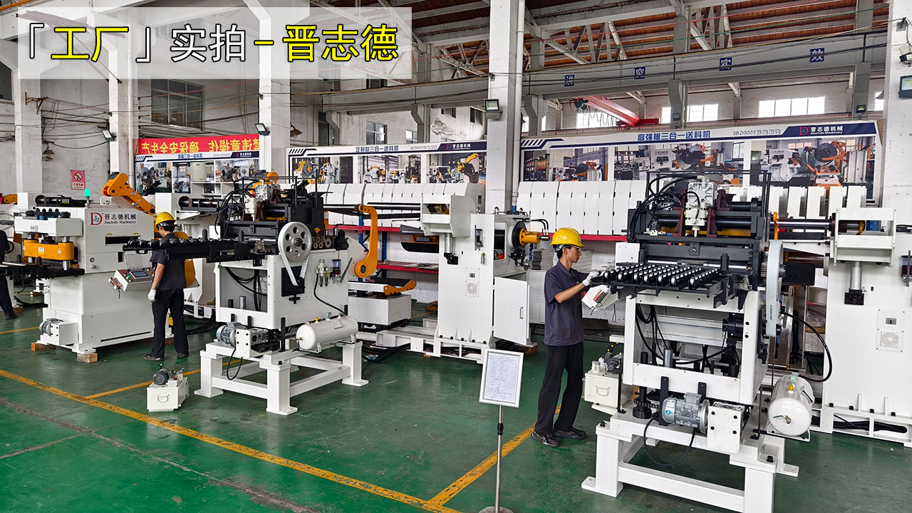 炎炎夏日裝配送料機(jī) 炎炎夏日裝配送料機(jī)