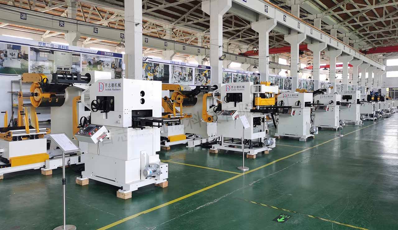 員工增援三合一送料機生產 員工增援三合一送料機生產