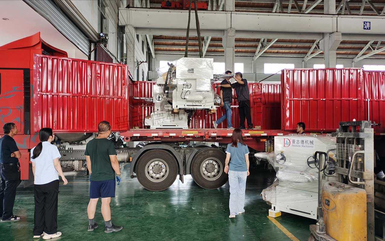 辦公人員助力送料機出貨 辦公人員助力送料機出貨