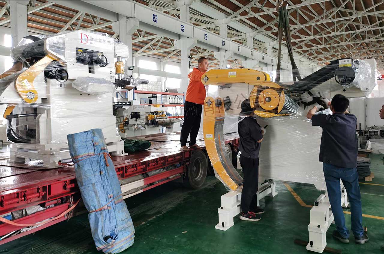 辦公人員對設備裝車 辦公人員對設備裝車