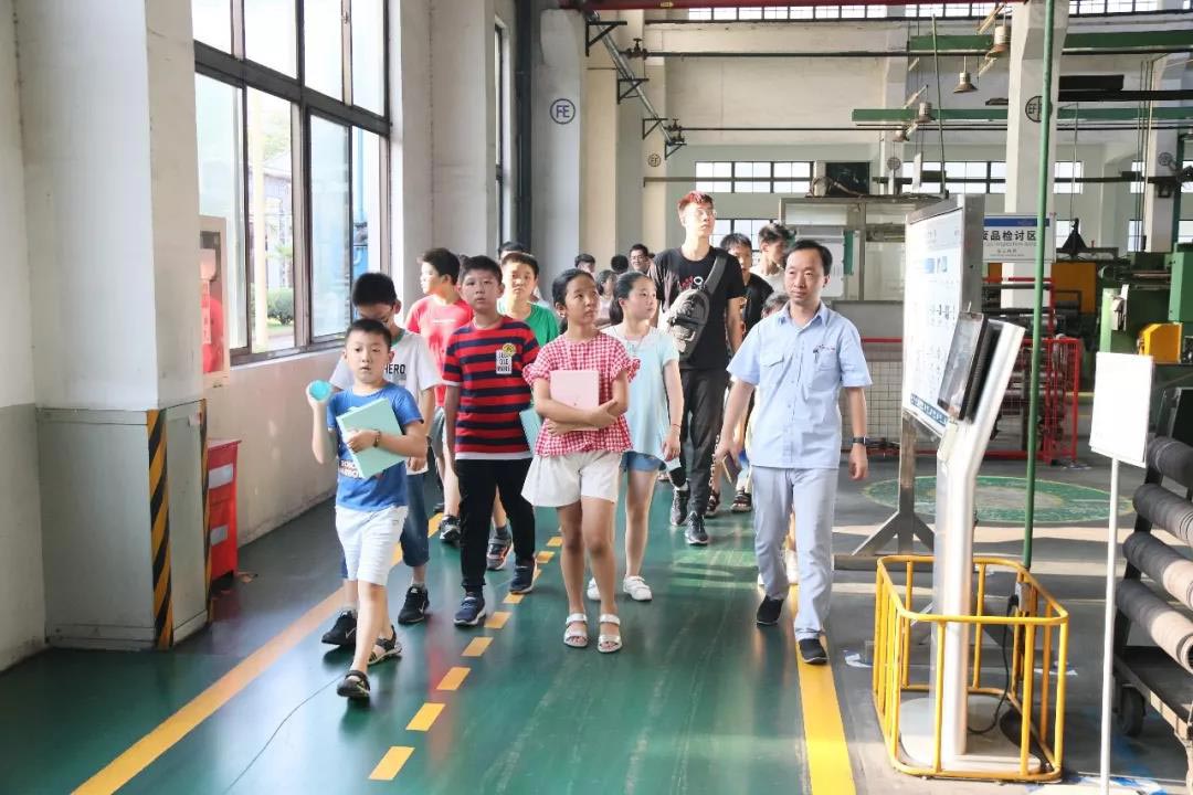 員工子女參觀三合一送料機(jī)廠家 員工子女參觀三合一送料機(jī)廠家