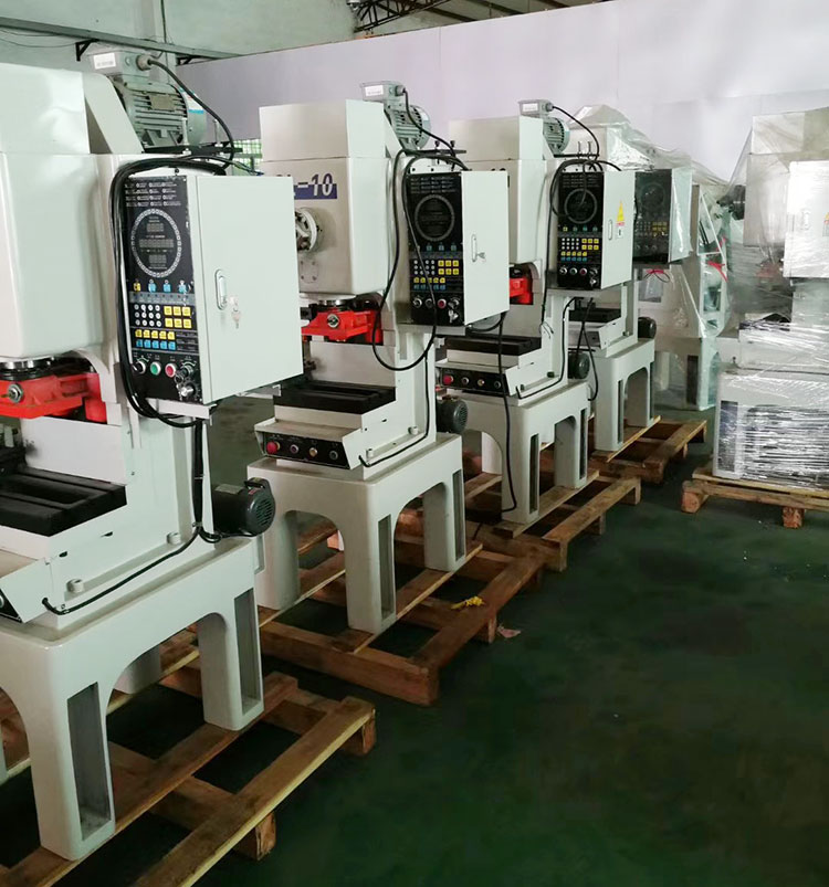 N95口罩沖床生產實景 N95口罩沖床生產實景